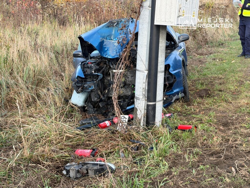 bialoleka da bir peugeot ile direge carpti araba yanmaya basladi 17958