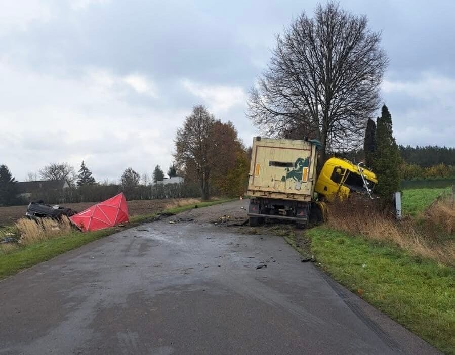 Binek arac ile kamyon kafa kafaya carpisti 27 yasindaki bir adam oldu i kinci surucu yaralandi 19764