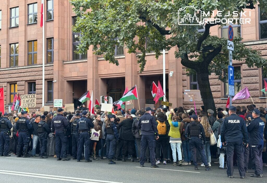 Bir adam disisleri bakanligi nin camini cekicle kirdi bir kadin kirmizi boya doktu i ki kisi gozaltina alindi 14670