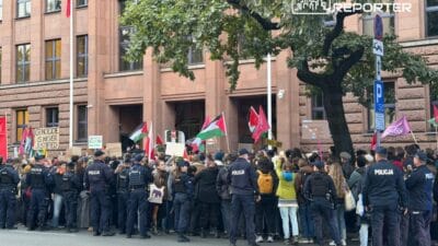 Bir adam disisleri bakanligi nin camini cekicle kirdi bir kadin kirmizi boya doktu i ki kisi gozaltina alindi 14670