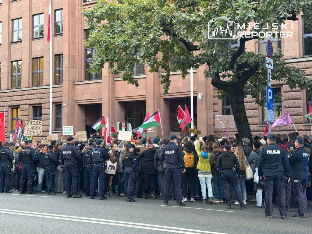 bir adam disisleri bakanligi nin camini cekicle kirdi bir kadin kirmizi boya doktu i ki kisi gozaltina alindi 14670