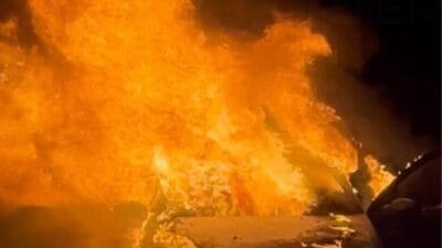 Bir benzin istasyonunda binek arac yangini araba tamamen yaniyordu 19362