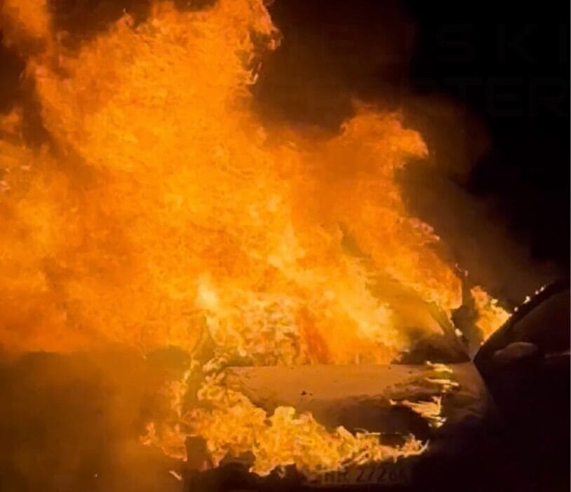 Bir benzin istasyonunda binek arac yangini araba tamamen yaniyordu 19362