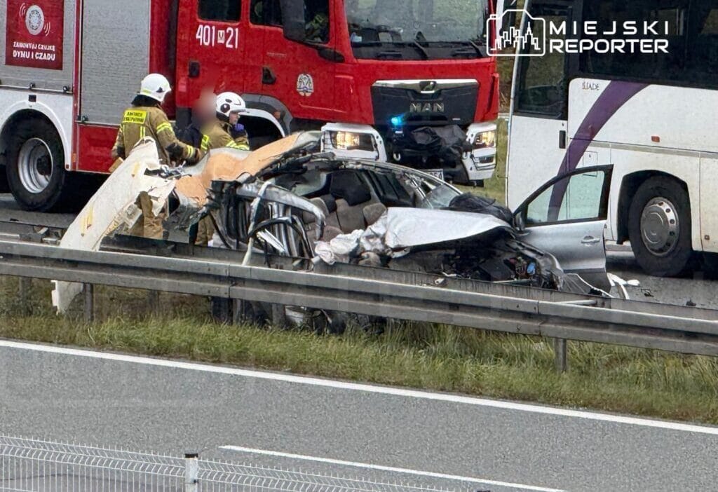 Bir binek arac s7 uzerinde bir yolcu otobusune carpti yol kapandi 16493