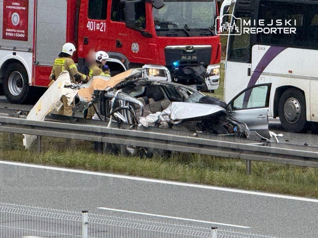 bir binek arac s7 uzerinde bir yolcu otobusune carpti yol kapandi 16493