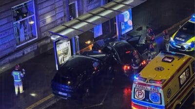 Bir bmw ile bir land rover carpisti araclar bir otobus duraginda son buldu i ki kisi yaralandi 19776