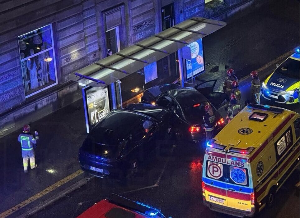 Bir bmw ile bir land rover carpisti araclar bir otobus duraginda son buldu i ki kisi yaralandi 19776