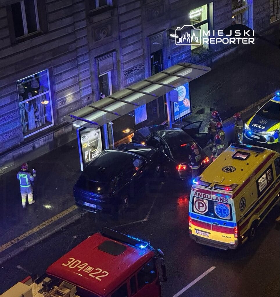 bir bmw ile bir land rover carpisti araclar bir otobus duraginda son buldu i ki kisi yaralandi 19776