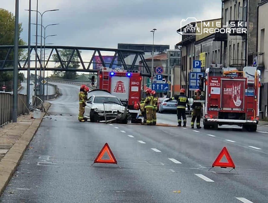 Bir bmw surucusu wawer de bariyerlere carpti yol kapatildi 18081