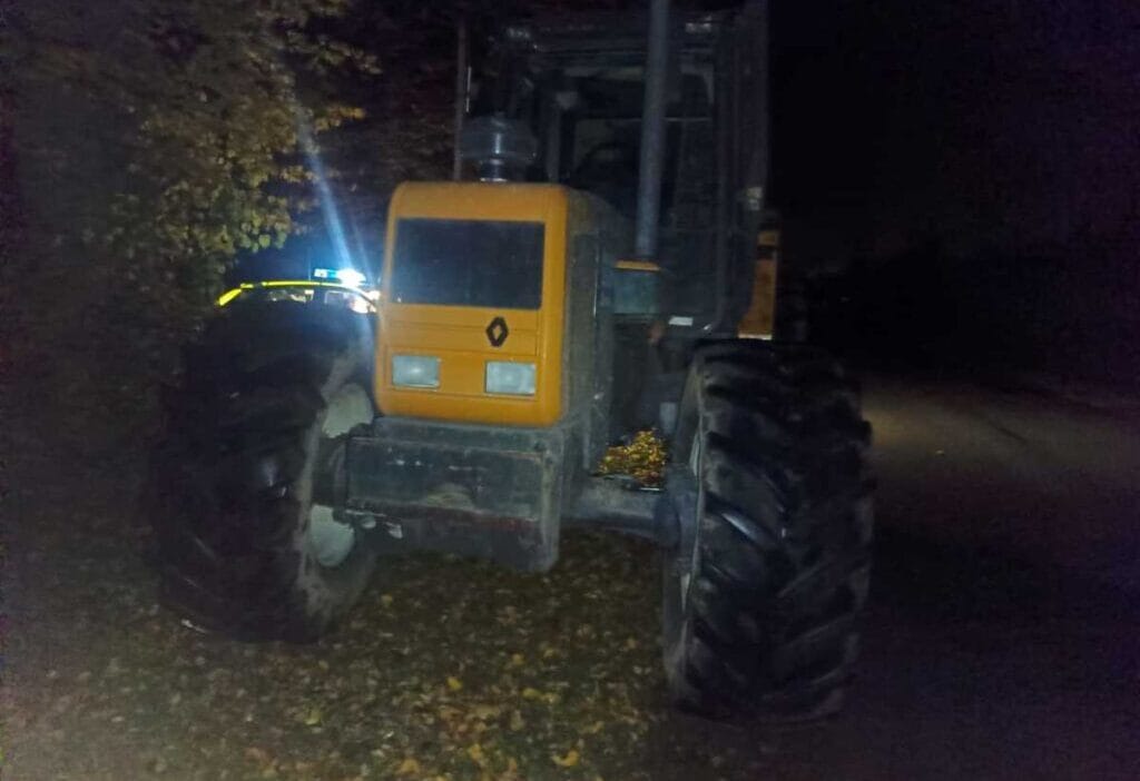 Bir ciftlik traktorunun direksiyonundaki 16 yasindaki sarhos genc bir diskonun onunde durdu gencte yuzde 2 alkol vardi 18249