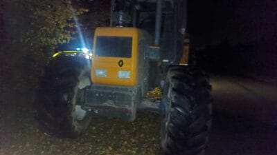 Bir ciftlik traktorunun direksiyonundaki 16 yasindaki sarhos genc bir diskonun onunde durdu gencte yuzde 2 alkol vardi 18249