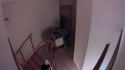 Bir daireye girdiler ve icinde 250 000 dolar bulunan bir kasayi aldilar i ki yabanci tutuklandi vi deo 14946