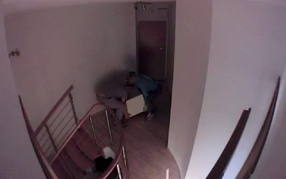 Bir daireye girdiler ve icinde 250 000 dolar bulunan bir kasayi aldilar i ki yabanci tutuklandi vi deo 14946