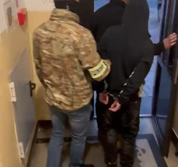 Bir diskodan donuyordu ve kendisine yol soruldu vahsice dovuldu tecavuze ugradi ve soyuldu 19689