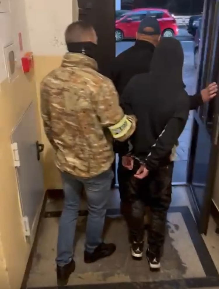 bir diskodan donuyordu ve kendisine yol soruldu vahsice dovuldu tecavuze ugradi ve soyuldu 19689