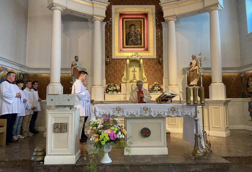 Bir hirsiz ayin sirasinda papaz evine girmis ve tum binayi yagmalamistir kayiplar buyuk 20000