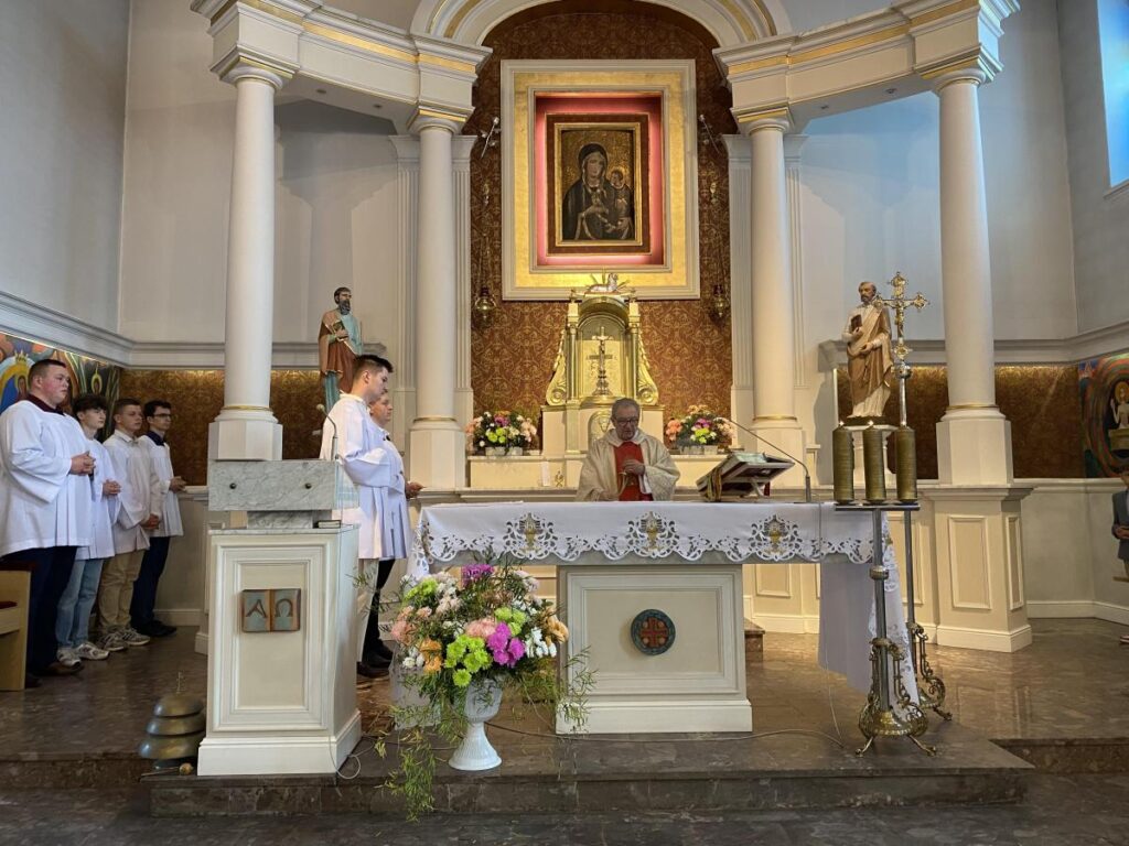 bir hirsiz ayin sirasinda papaz evine girmis ve tum binayi yagmalamistir kayiplar buyuk 20000