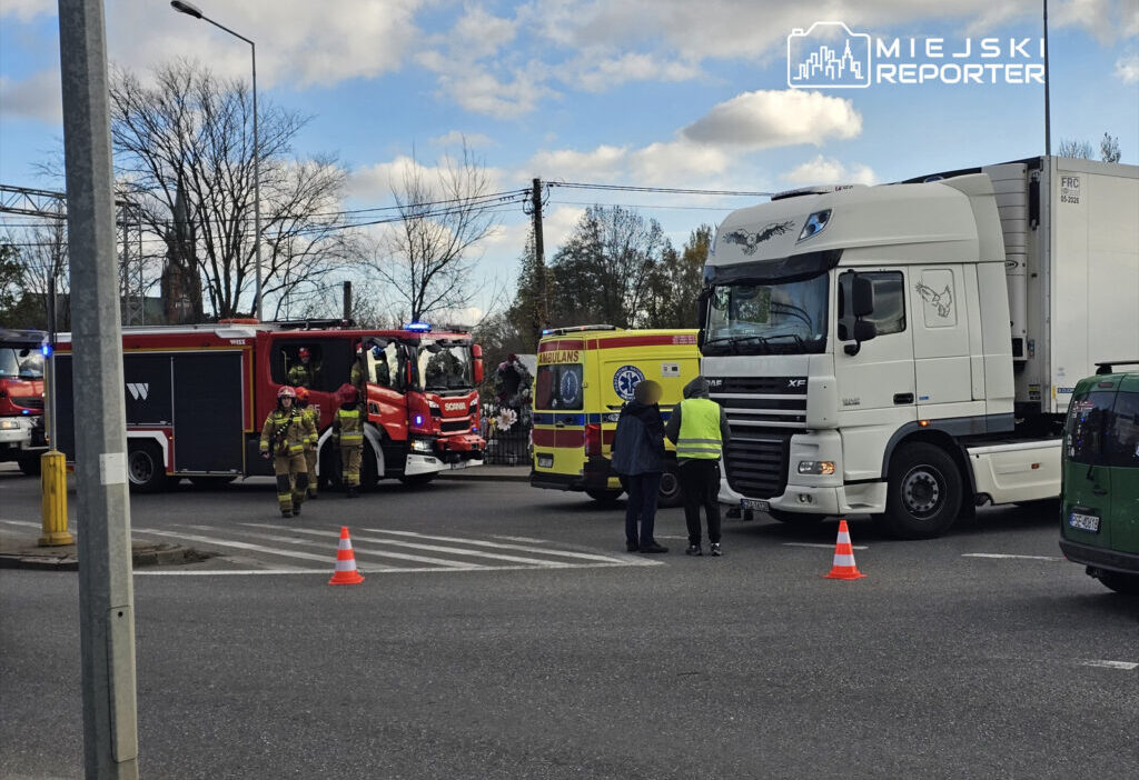 Bir kadın kamyon setinin altında kaldı. Aracın altında sıkışmıştı. Lpr kurtarma ekipleri iş başında 1 Bir kadin kamyon setinin altinda kaldi aracin altinda sikismisti lpr kurtarma ekipleri is basinda 20462