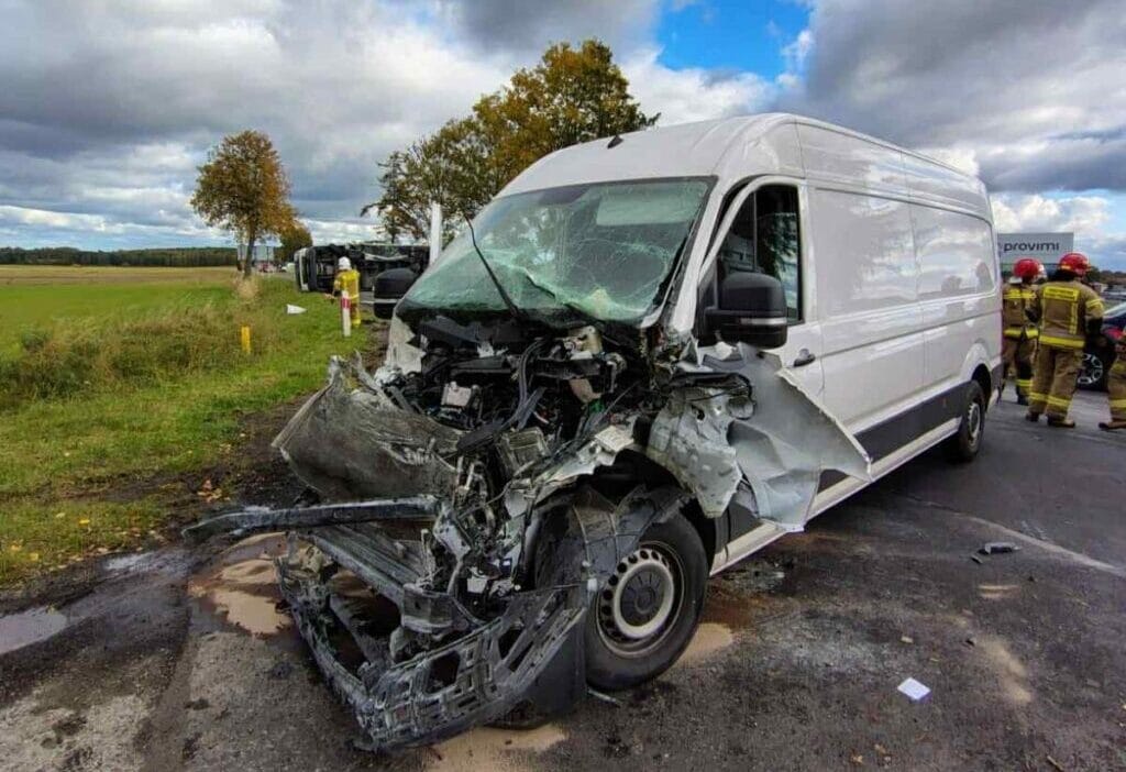 Bir kamyon ile bir otobus carpisti kamyon yan devrildi 16961