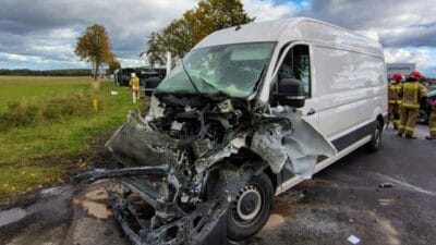 Bir kamyon ile bir otobus carpisti kamyon yan devrildi 16961