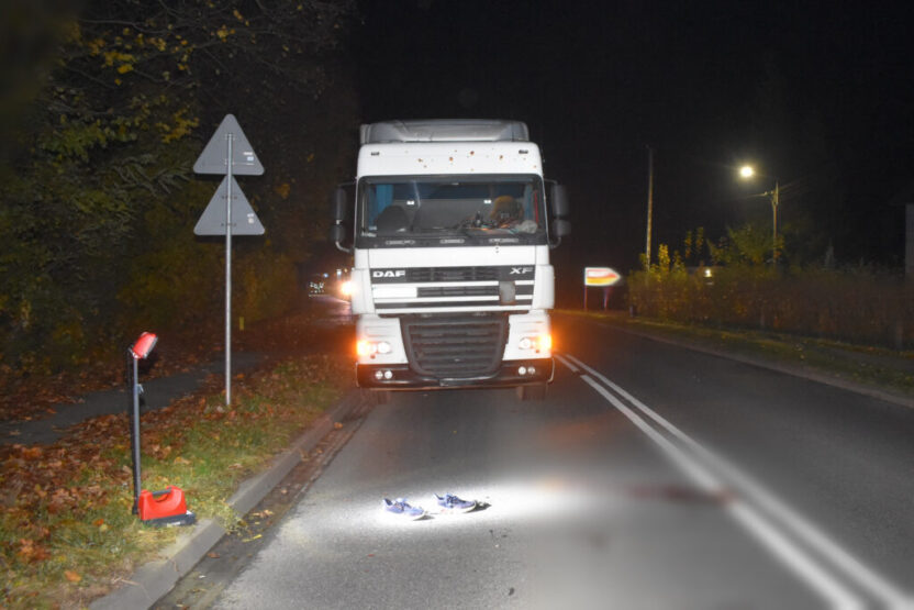 Bir kamyonun carptigi yaya hayatini kaybetti adam karsidan gelen aracin tam onunde karayoluna cikti 20231