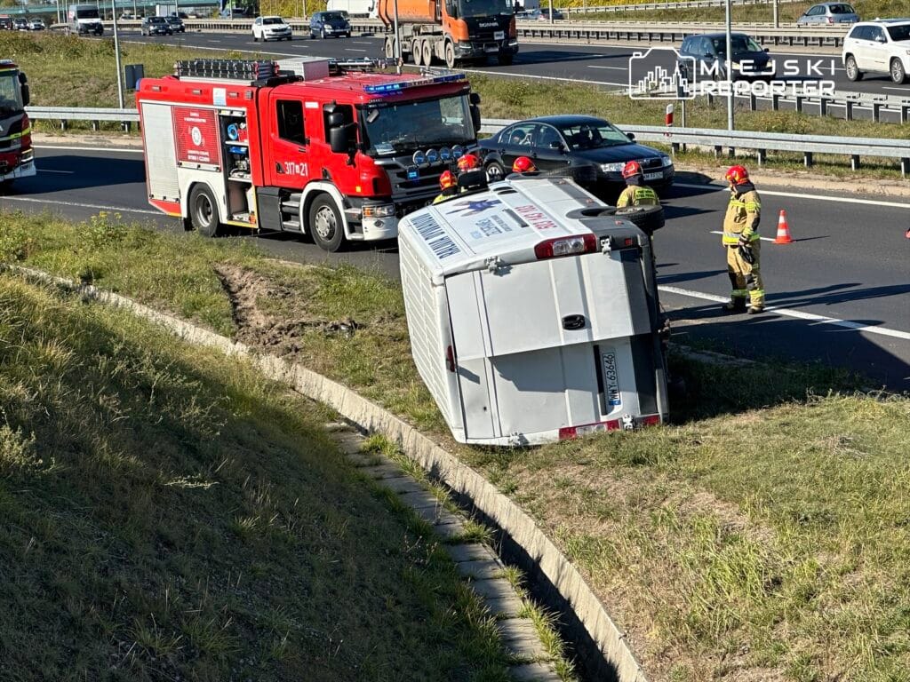 bir otobusun yan yatmasinin ardindan havalimani kavsagi ust gecidinde servis mudahalesi 16778