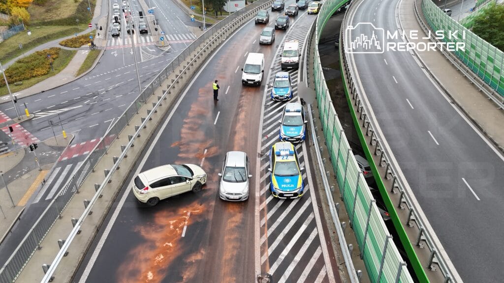 Bir polis ekibi ust gecitte meydana gelen bir kazayi temizliyordu polis arabasina baska bir surucu carpti 16532