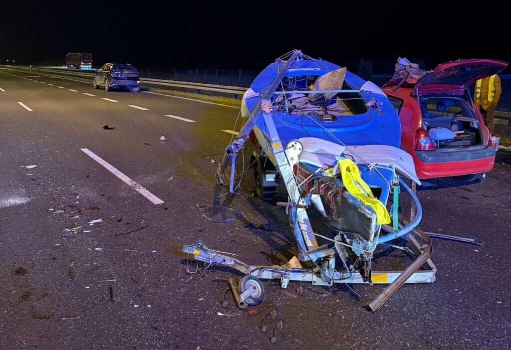 Bir renault sürücüsü, s7 yolu üzerinde yelkenli bir teknenin bulunduğu römorku çeken audi marka araca arkadan çarptı 1 Bir renault surucusu s7 yolu uzerinde yelkenli bir teknenin bulundugu romorku ceken audi marka araca arkadan carpti 20481