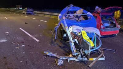 Bir renault sürücüsü, s7 yolu üzerinde yelkenli bir teknenin bulunduğu römorku çeken audi marka araca arkadan çarptı 4 Bir renault surucusu s7 yolu uzerinde yelkenli bir teknenin bulundugu romorku ceken audi marka araca arkadan carpti 20481