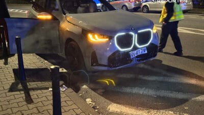 Bir surucu bir haftalik bmw sini kontrol edemedi bir agaca ve bir yayaya carparak bir otobuse zarar verdi 15891