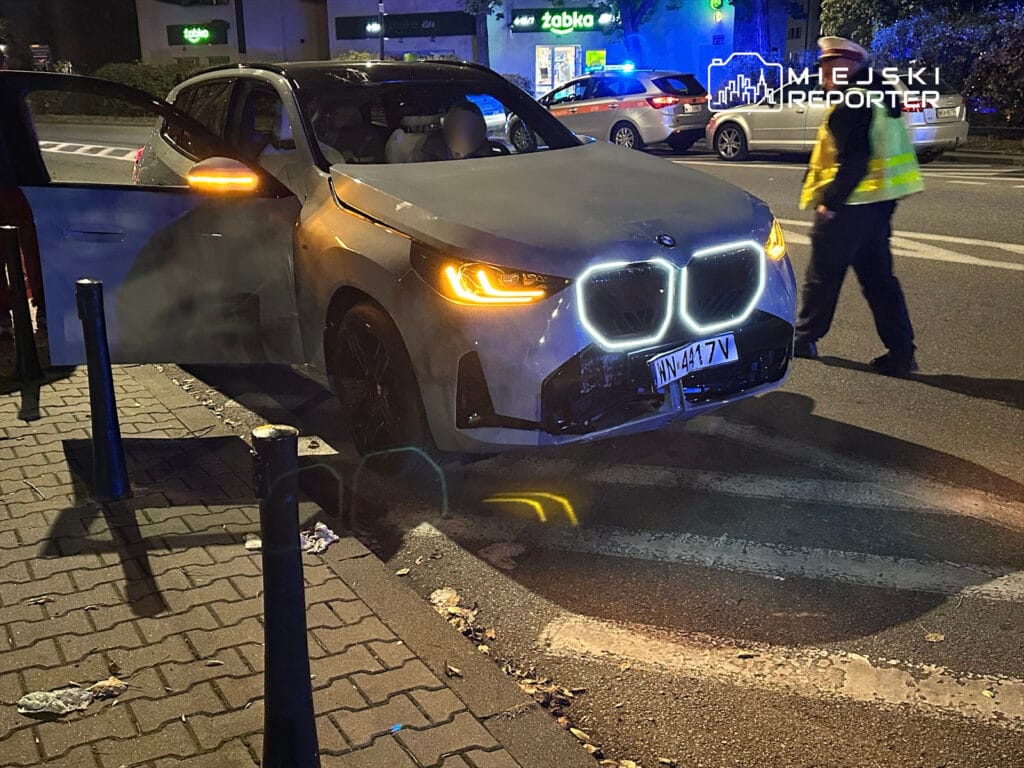 bir surucu bir haftalik bmw sini kontrol edemedi bir agaca ve bir yayaya carparak bir otobuse zarar verdi 15891