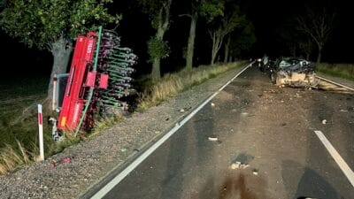 Bir tarim traktoru ile bir binek arac carpisti makine yan yatti 14583