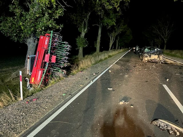 Bir tarim traktoru ile bir binek arac carpisti makine yan yatti 14583