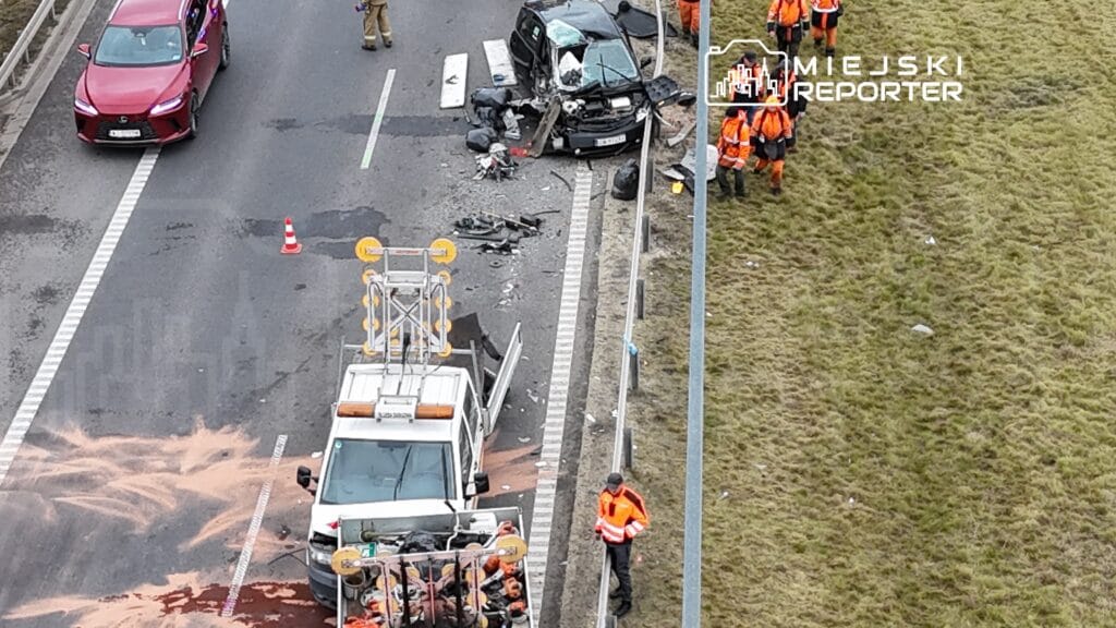 Bir uber surucusu varsova yakinlarinda suruculere carpti i ki kisi yaralandi 17667