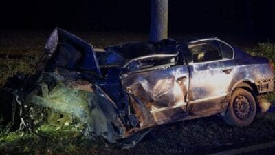 Bir yol setine bir agaca ve catiya carpti 23 yasindaki surucu oldu 19176