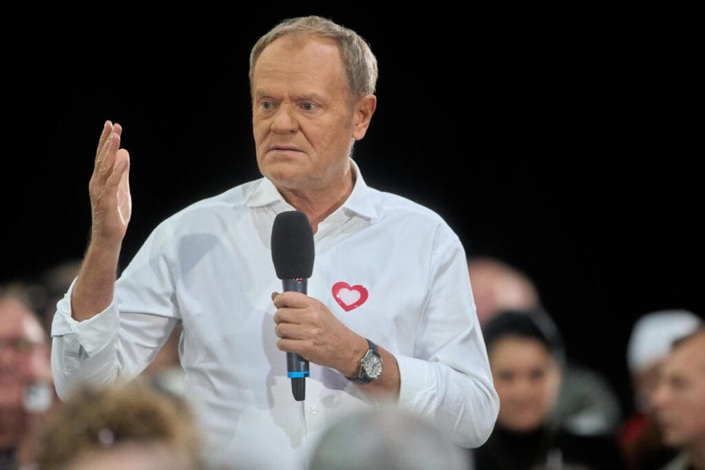 birlik her sey demek degildir tusk in partisi programini yazmak icin masaya oturdu 18656