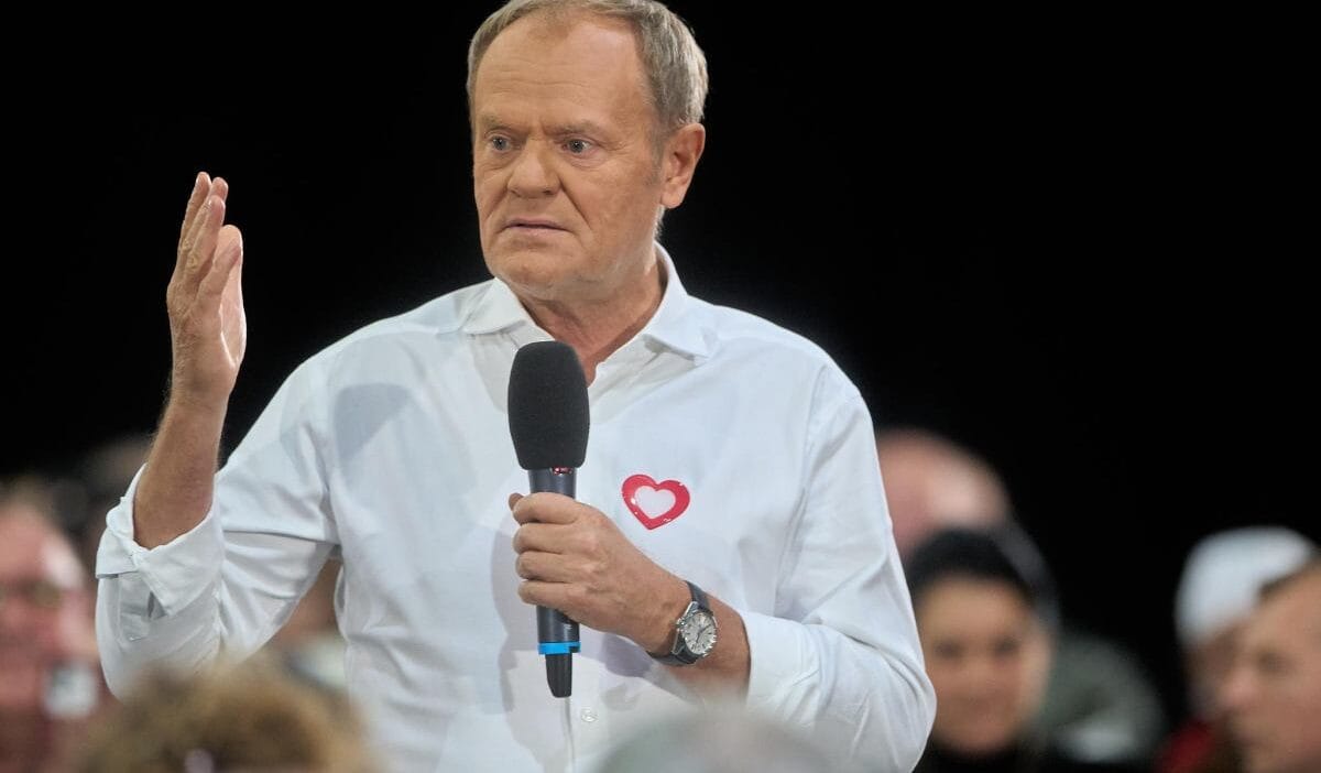 Birlik her sey demek degildir tusk in partisi programini yazmak icin masaya oturdu 18656