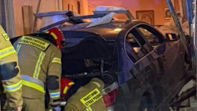 Bmw kullanan 23 yasindaki bir kisi bir eve daldi bina sakinlerinden biri yaralandi 18228