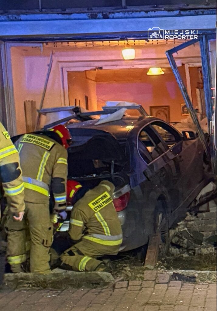 bmw kullanan 23 yasindaki bir kisi bir eve daldi bina sakinlerinden biri yaralandi 18228