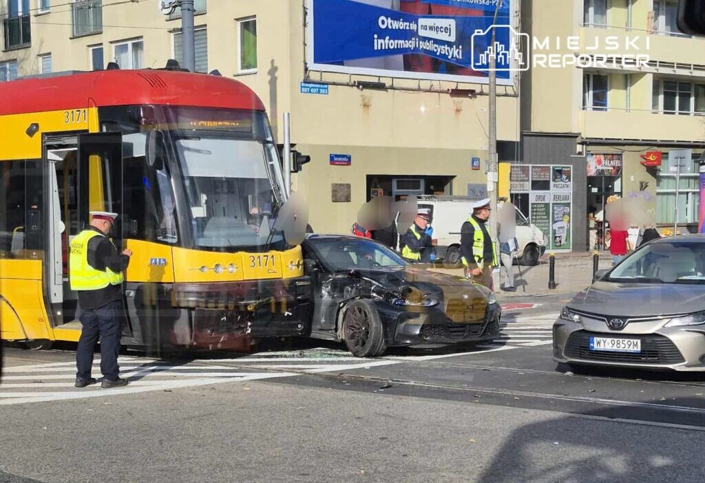Bmw sürücüsü marszałkowska caddesi'nde tramvayın altına girdi 1 Bmw surucusu marsza kowska caddesi nde tramvayin altina girdi 20438