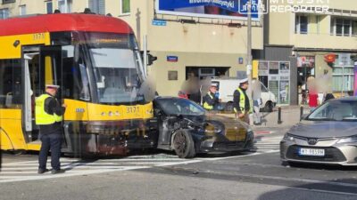 Bmw sürücüsü marszałkowska caddesi'nde tramvayın altına girdi 4 Bmw surucusu marsza kowska caddesi nde tramvayin altina girdi 20438