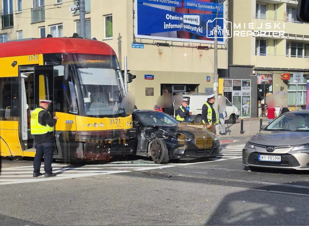bmw surucusu marsza kowska caddesi nde tramvayin altina girdi 20438
