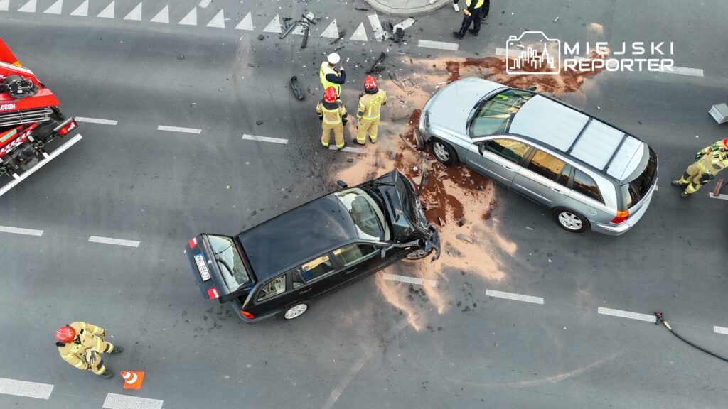 Bródno'da üç araç çarpıştı. Fail yiyecek satıcısı. Üç şeritli trafik tıkandı 1 Br dno da uc arac carpisti fail yiyecek saticisi uc seritli trafik tikandi 18450