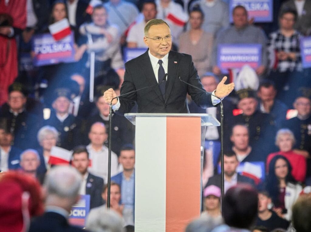 bu anket duda yi dusunmeye sevk etmeli polonyalilara eski cumhurbaskaninin gelecegini sormuslar 19314