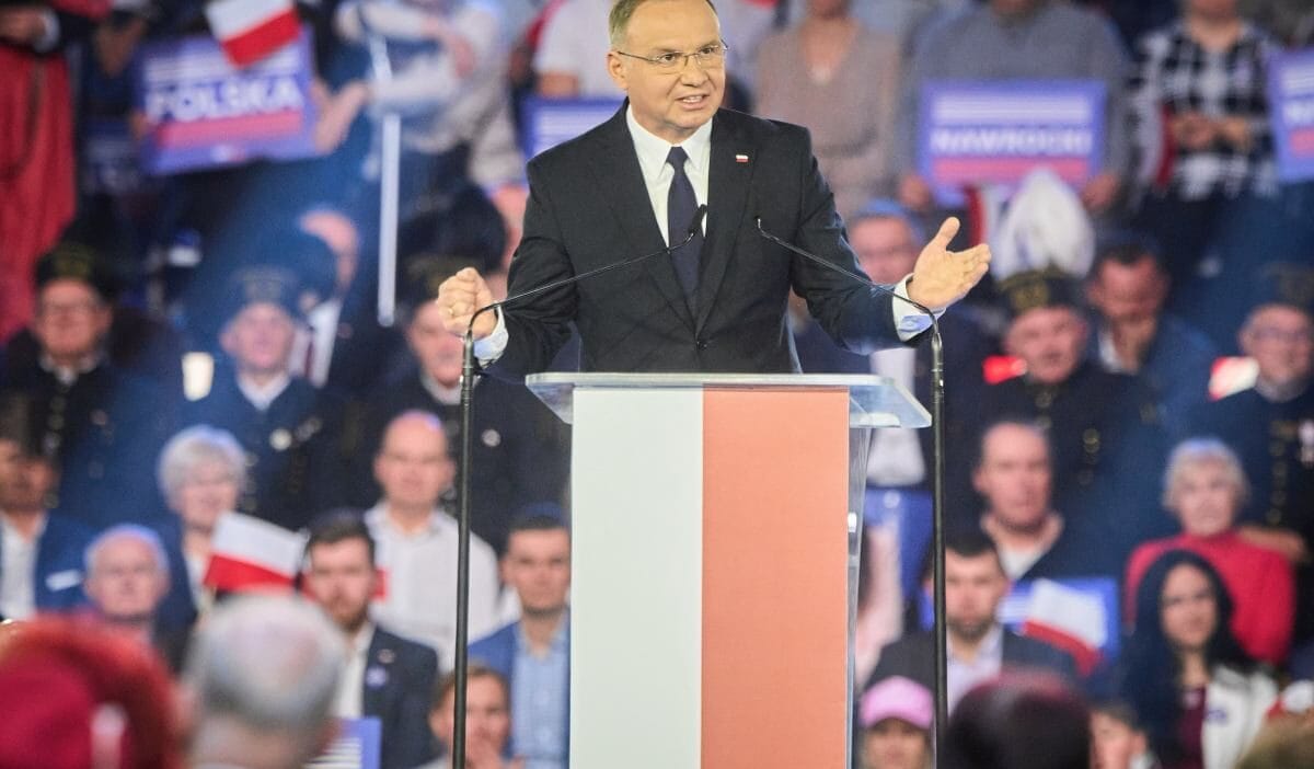 Bu anket duda yi dusunmeye sevk etmeli polonyalilara eski cumhurbaskaninin gelecegini sormuslar 19314