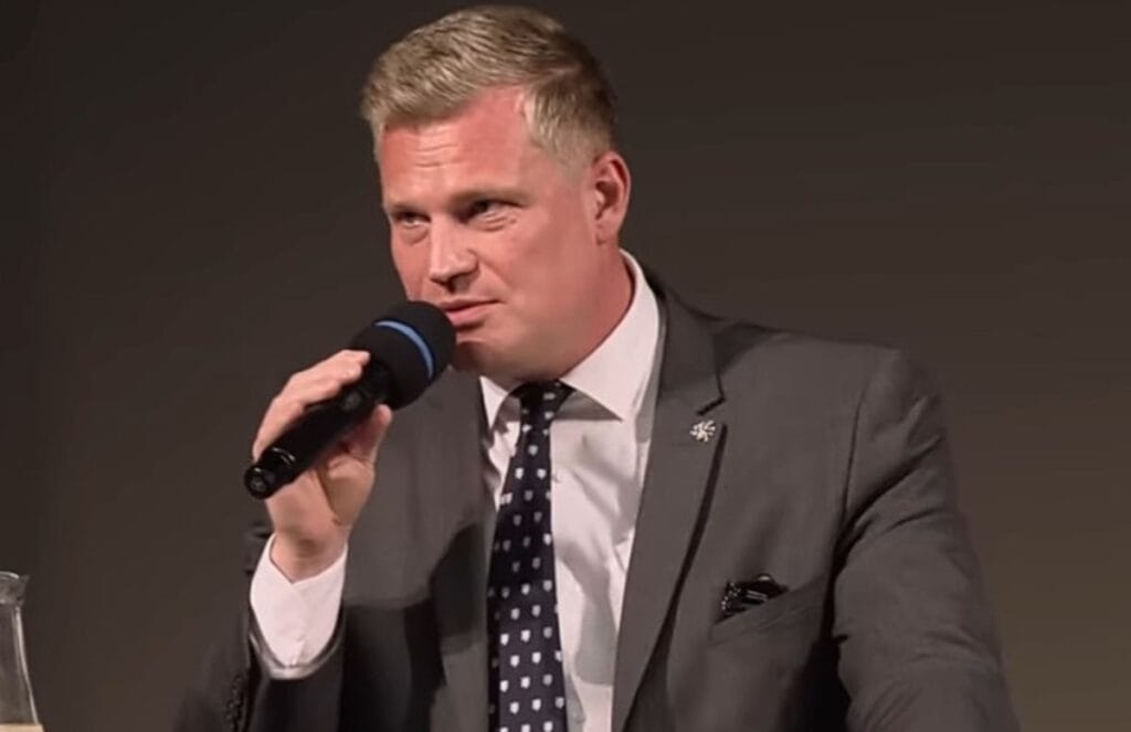 cek diplomasisinin basi olarak nitelendirilmektedir skandal yazilar yayinladigi iddia edildi 16580