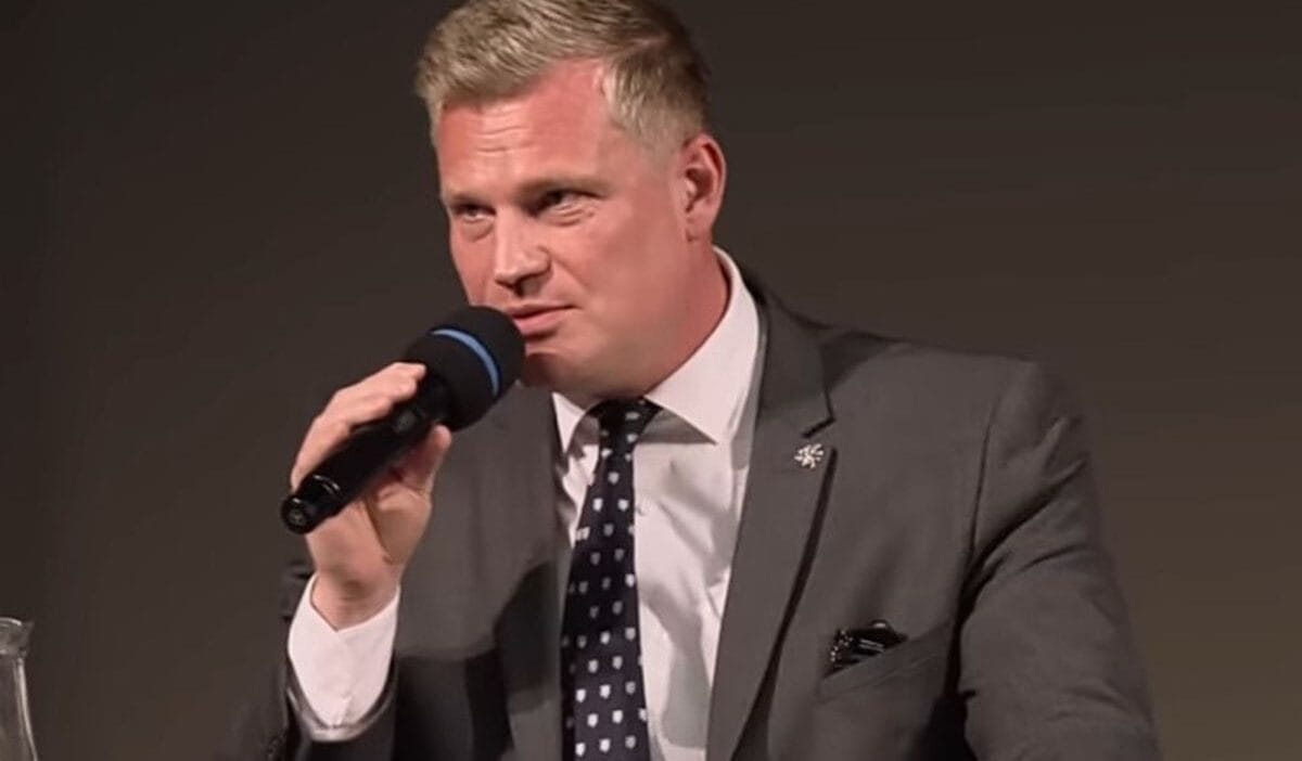 Cek diplomasisinin basi olarak nitelendirilmektedir skandal yazilar yayinladigi iddia edildi 16580