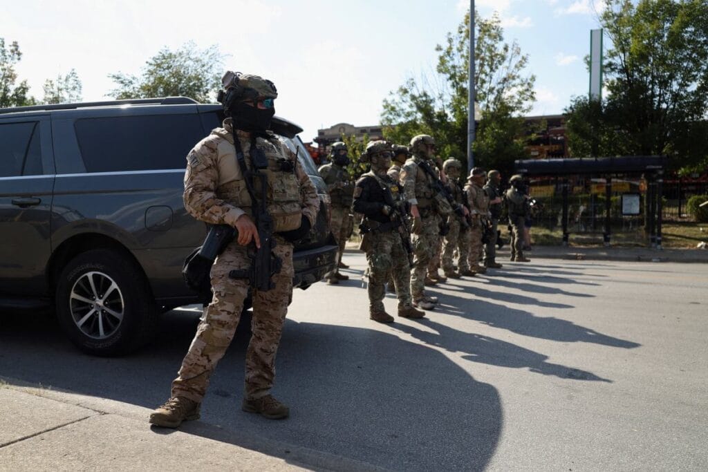 chicago sokaklarinda ulusal muhafizlar devlet yetkilileri anayasaya aykiri isgal 15690