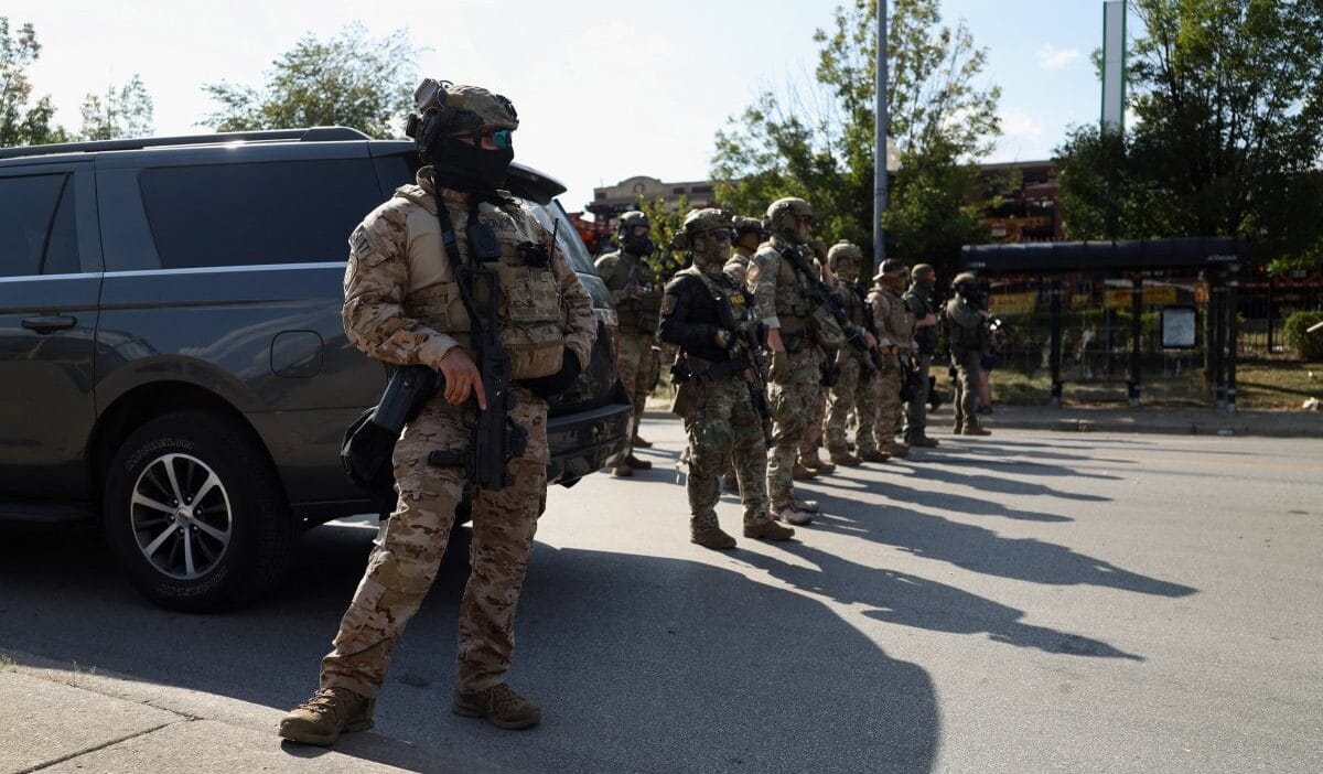 Chicago sokaklarinda ulusal muhafizlar devlet yetkilileri anayasaya aykiri isgal 15690