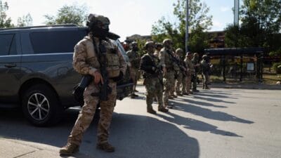 Chicago sokaklarinda ulusal muhafizlar devlet yetkilileri anayasaya aykiri isgal 15690